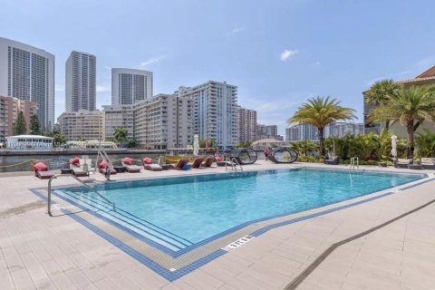 Condominio en venta en Hallandale Beach, Florida, 2 dormitorios, 96.34 m2 № 1949715 - foto 22