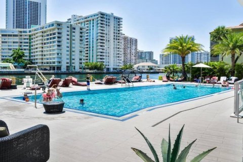 Condominio en venta en Hallandale Beach, Florida, 2 dormitorios, 96.34 m2 № 1949715 - foto 17