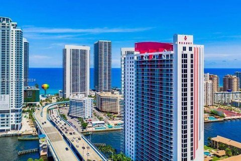 Condominio en venta en Hallandale Beach, Florida, 2 dormitorios, 96.34 m2 № 1949715 - foto 4