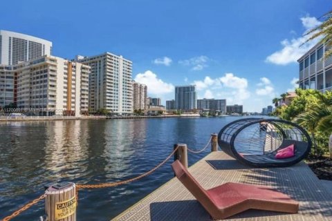 Condominio en venta en Hallandale Beach, Florida, 2 dormitorios, 96.34 m2 № 1949715 - foto 6