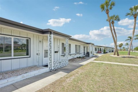 Townhouse in Sun City Center, Florida 2 bedrooms, 83.52 sq.m. № 2208207 - photo 3