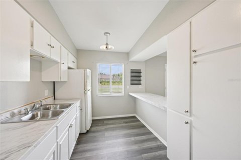 Townhouse in Sun City Center, Florida 2 bedrooms, 83.52 sq.m. № 2208207 - photo 9