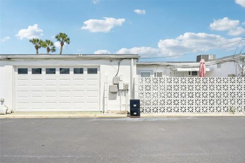 Townhouse in Sun City Center, Florida 2 bedrooms, 83.52 sq.m. № 2208207 - photo 27