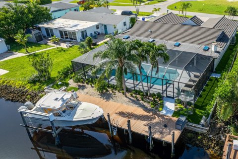 House in Naples, Florida 4 bedrooms № 2036832