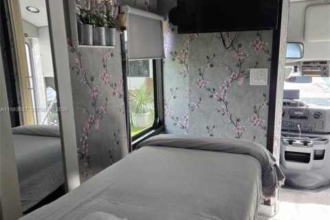 Купить коммерческую недвижимость в Майами, Флорида № 2051379 - фото 2