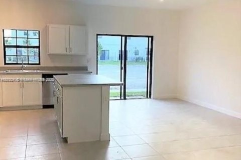 Купить таунхаус в Флорида-Сити, Флорида 3 спальни, 131.74м2, № 1958986 - фото 4