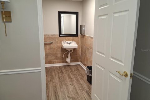 Immobilier commercial à louer à Largo, Floride: 130.06 m2 № 2401138 - photo 14