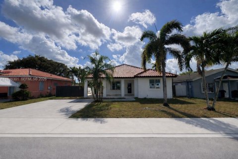 House in Homestead, Florida 3 bedrooms, 123.28 sq.m. № 2002747