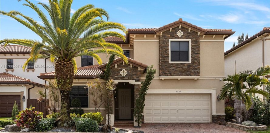 Casa en Doral, Florida 5 dormitorios, 354.89 m2 № 1936728