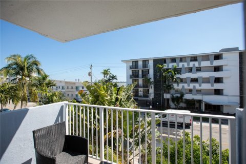 Condo in North Bay Village, Florida, 3 bedrooms  № 2061044 - photo 25