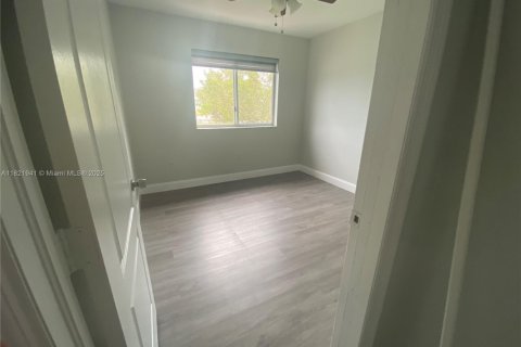 Condominio en alquiler en Hialeah, Florida, 3 dormitorios, 125.42 m2 № 1783655 - foto 12
