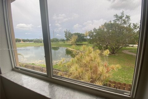 Condominio en alquiler en Hialeah, Florida, 3 dormitorios, 125.42 m2 № 1783655 - foto 9