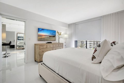 Condo in Miami, Florida, 2 bedrooms  № 2081630 - photo 11