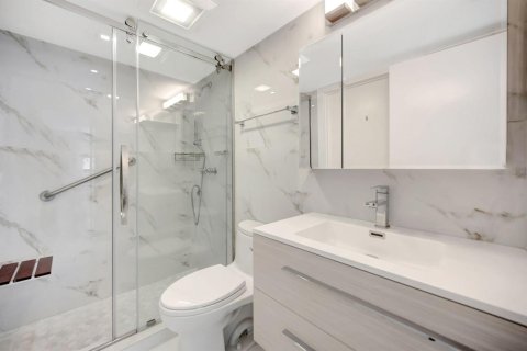 Condo in Miami, Florida, 2 bedrooms  № 2081630 - photo 15