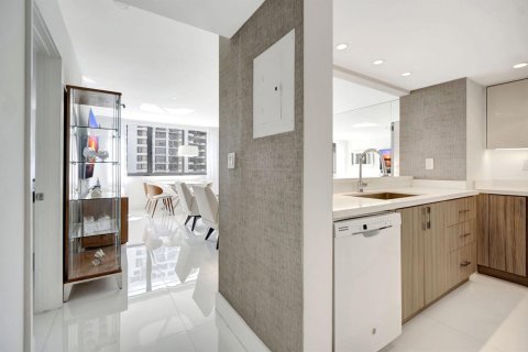 Condo in Miami, Florida, 2 bedrooms  № 2081630 - photo 4
