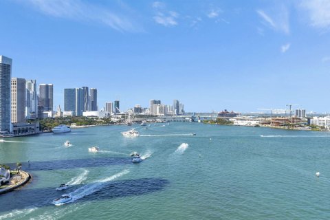 Condo in Miami, Florida, 2 bedrooms  № 2081630 - photo 25