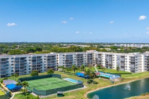 Condo in Pembroke Pines, Florida, 2 bedrooms  № 1875267 - photo 1