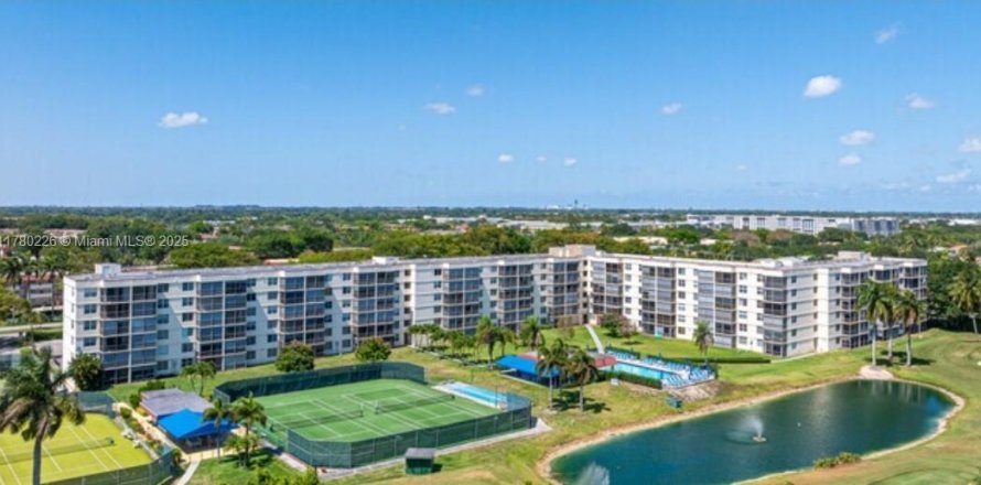 Condo in Pembroke Pines, Florida, 2 bedrooms № 1875267