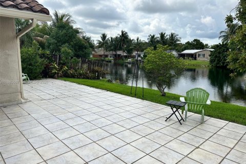 House in Plantation, Florida 4 bedrooms, 219.53 sq.m. № 2043263 - photo 2