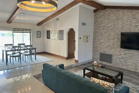 House in Plantation, Florida 4 bedrooms, 219.53 sq.m. № 2043263 - photo 13