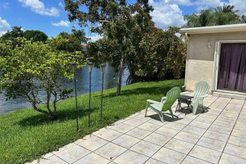 House in Plantation, Florida 4 bedrooms, 219.53 sq.m. № 2043263 - photo 5