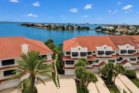 Adosado en Saint Pete Beach, Florida 4 dormitorios, 211.35 m2 № 2223423