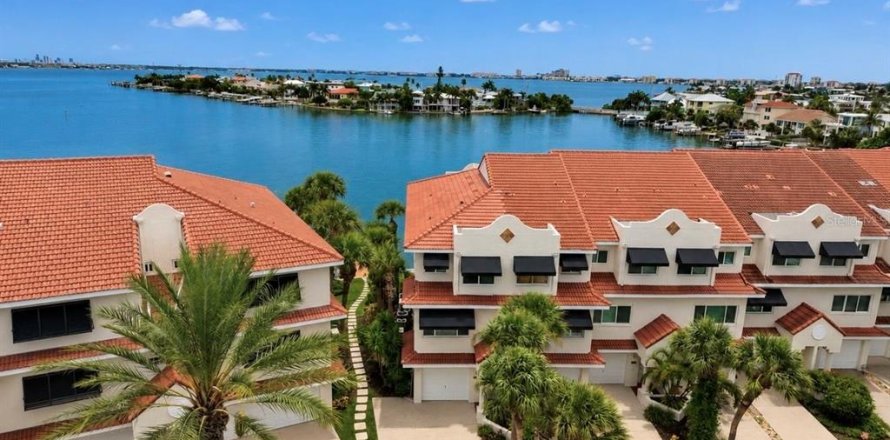 Adosado en Saint Pete Beach, Florida 4 dormitorios, 211.35 m2 № 2223423