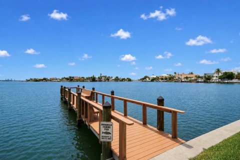 Adosado en venta en Saint Pete Beach, Florida, 4 dormitorios, 211.35 m2 № 2223423 - foto 25
