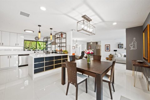 Купить виллу или дом в Пальметто-Бей, Флорида 4 спальни, 252.23м2, № 2025029 - фото 9