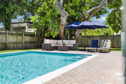 Дом в Майами, Флорида 4 спальни, 164.44м2 № 2052009