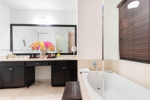 Снять в аренду виллу или дом в Хайалиа, Флорида 3 спальни, 212.84м2, № 1972106 - фото 12