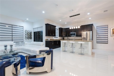 Снять в аренду виллу или дом в Хайалиа, Флорида 3 спальни, 212.84м2, № 1972106 - фото 7