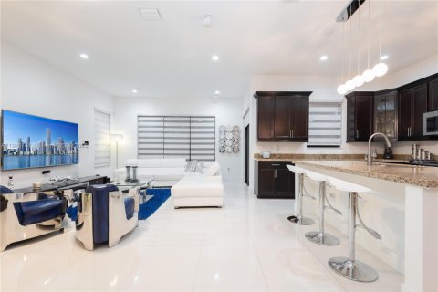 Снять в аренду виллу или дом в Хайалиа, Флорида 3 спальни, 212.84м2, № 1972106 - фото 4