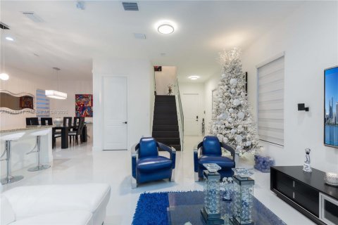 Снять в аренду виллу или дом в Хайалиа, Флорида 3 спальни, 212.84м2, № 1972106 - фото 3