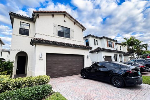 Снять в аренду виллу или дом в Хайалиа, Флорида 3 спальни, 212.84м2, № 1972106 - фото 1