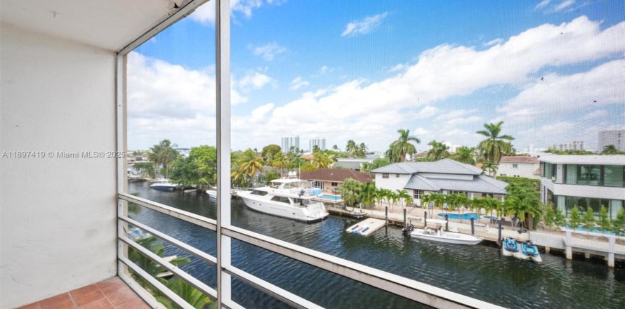 Condominio en North Miami Beach, Florida, 1 dormitorio  № 1950962