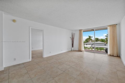 Condominio en venta en North Miami Beach, Florida, 1 dormitorio, 74.6 m2 № 1950962 - foto 4