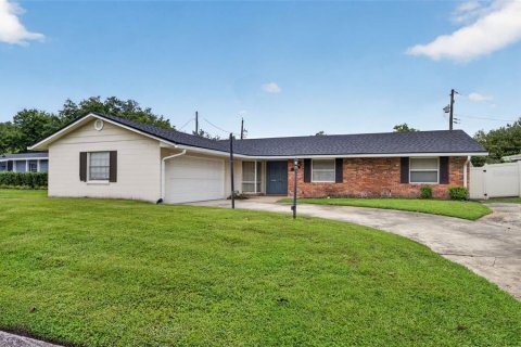House in Winter Park, Florida 3 bedrooms, 145.39 sq.m. № 2230093
