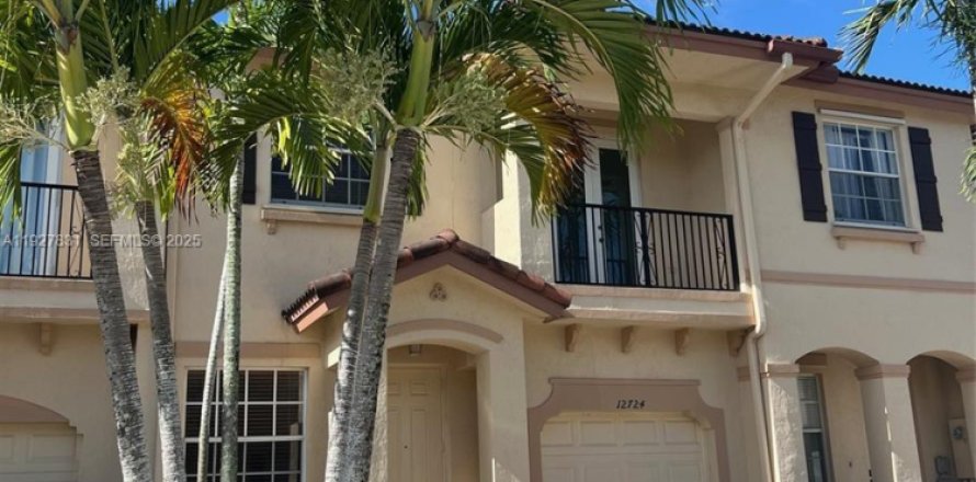 Таунхаус в Майами, Флорида 3 спальни, 155.15м2 № 1988124