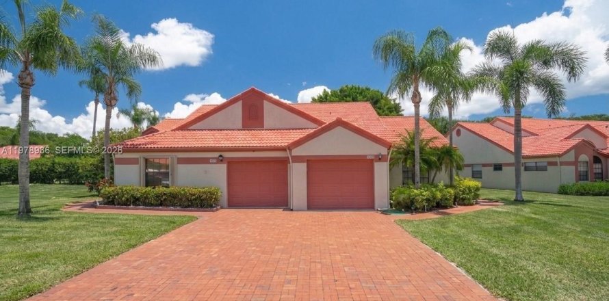 House in Delray Beach, Florida 2 bedrooms, 115.48 sq.m. № 2079720