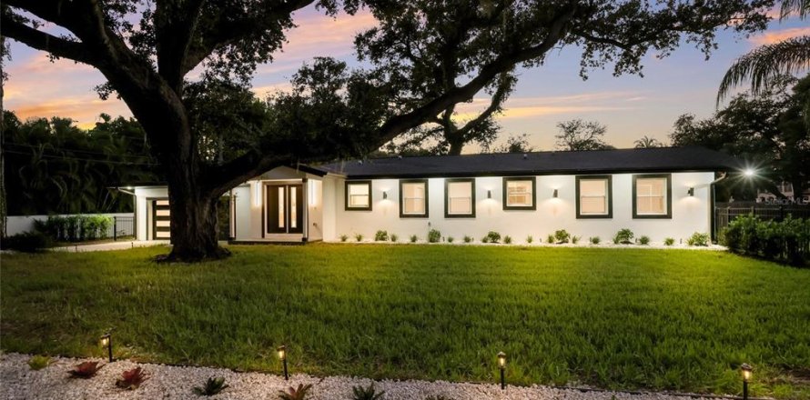 House in Sarasota, Florida 3 bedrooms, 256.41 sq.m. № 2418574