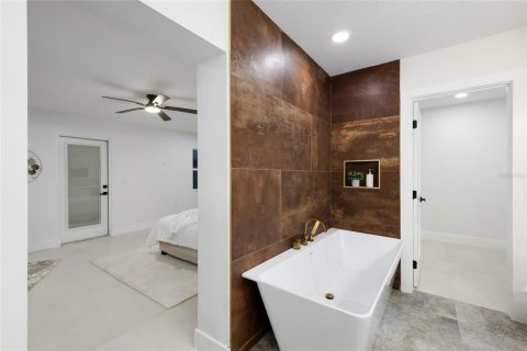 House in Sarasota, Florida 3 bedrooms, 256.41 sq.m. № 2418574 - photo 22