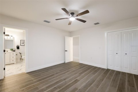 House in Sarasota, Florida 3 bedrooms, 256.41 sq.m. № 2418574 - photo 28