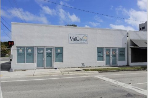 Commercial property in Dania Beach, Florida № 1860973 - photo 1