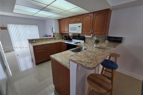 Купить кондоминиум в Майами, Флорида 3 спальни, 137.87м2, № 1864770 - фото 12