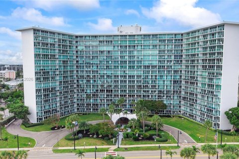 Condo in Deerfield Beach, Florida, 1 bedroom  № 2023435 - photo 4