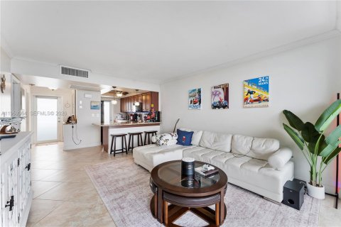Condo in Deerfield Beach, Florida, 1 bedroom  № 2023435 - photo 21