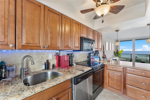 Condo in Deerfield Beach, Florida, 1 bedroom  № 2023435 - photo 28