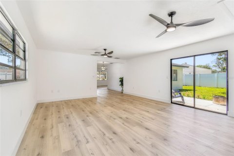 House in Pinellas Park, Florida 4 bedrooms, 162.21 sq.m. № 1873443 - photo 15