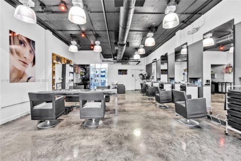 Commercial property in Miami Beach, Florida № 1865561 - photo 1